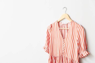 Beyaz arkaplanda bluzu olan askı