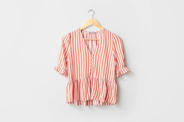 Beyaz arkaplanda bluzu olan askı