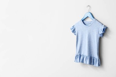 Beyaz arkaplanda tişörtlü askı