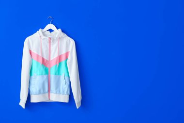 Renkli arkaplanda elbise askısı