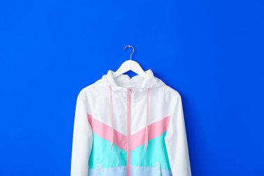 Renkli arkaplanda elbise askısı