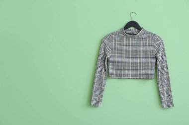 Renkli arka planda şık elbiseli askı