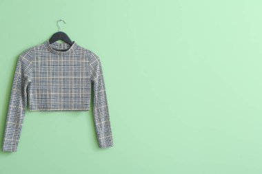 Renkli arka planda şık elbiseli askı