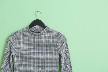 Renkli arka planda şık elbiseli askı