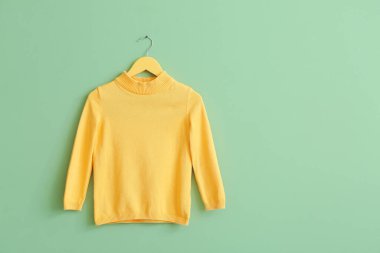 Renkli arka planda süveter askısı