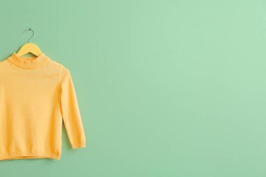 Renkli arka planda süveter askısı