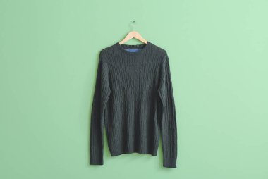 Renkli arka planda süveter askısı