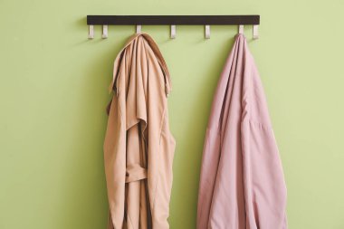 Renkli arkaplanda elbise askısı