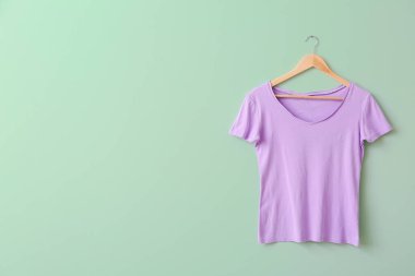 Renkli tişörtlü askı