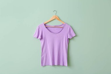 Renkli tişörtlü askı