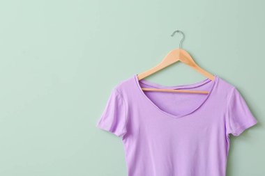 Renkli tişörtlü askı