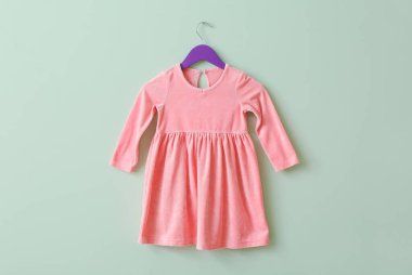 Renkli arkaplanda elbise askısı