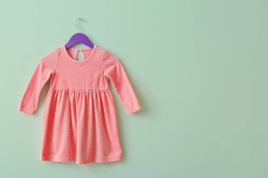 Renkli arkaplanda elbise askısı