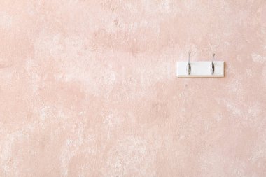 Renkli arkaplanda stil askısı