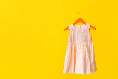 Renkli arkaplanda elbise askısı