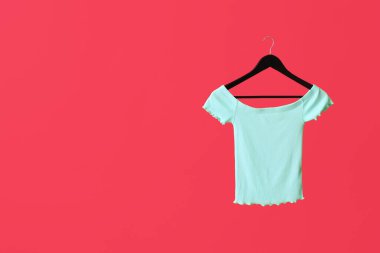 Renkli arkaplanda elbise askısı