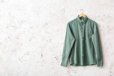 Hafif arka planda gömlekli askı