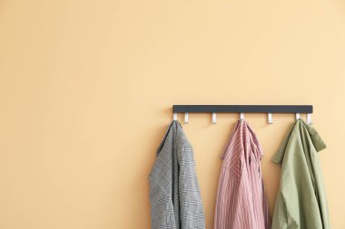 Renkli arkaplanda elbise askısı