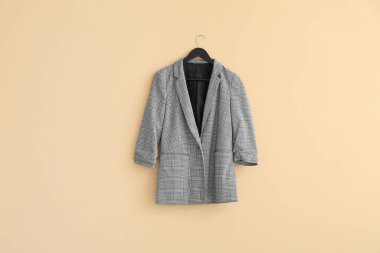 Renkli arkaplanda ceket askısı