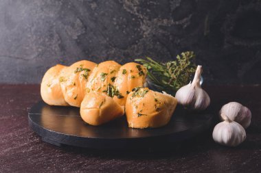 Koyu arkaplanda sarımsaklı taze ekmek.