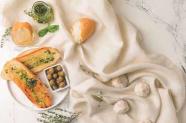 Kavrulmuş ekmek ve hafif arkaplanda farklı baharatlar ile kompozisyon