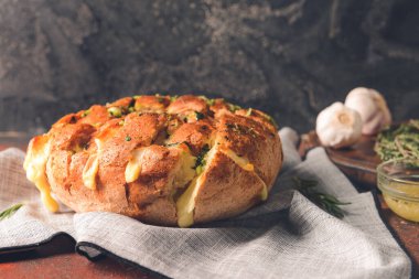 Arka planda taze sarımsaklı ekmek.