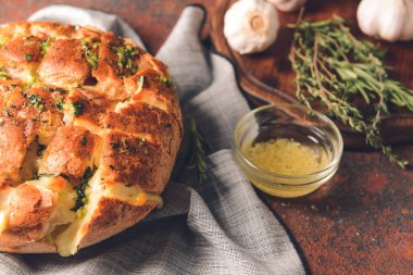 Arkaplanda sarımsak yağlı ekmek.