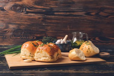 Tahta zemin üzerinde sarımsaklı taze ekmek.