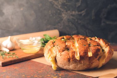 Grunge arka planında lezzetli sarımsaklı ekmek