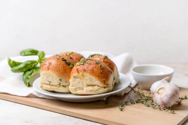 Hafif arka planda farklı baharatlı taze ekmek.