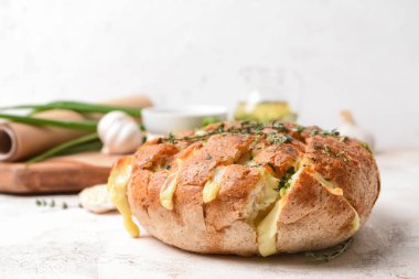 Hafif arkaplanda taze sarımsaklı ekmek, yakın plan.