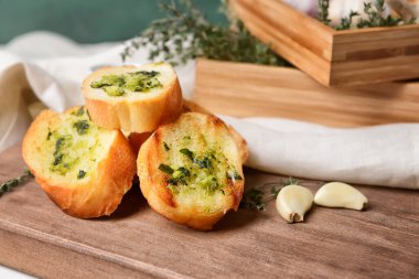 Renkli arka planda kızarmış ekmek ve sarımsak, yakın plan.