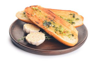 Beyaz arka planda sarımsaklı kızarmış ekmekli tahta