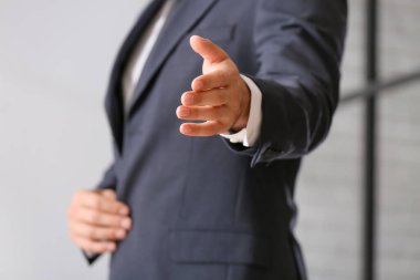 Genç işadamı elini uzatıyor.