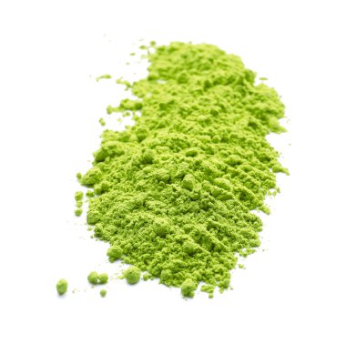 Beyaz arka planda bir yığın toz kibrit çayı.