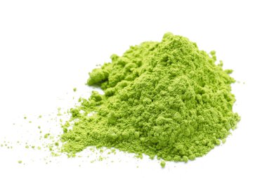 Beyaz arka planda bir yığın toz kibrit çayı.