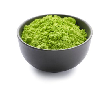 Beyaz arka planda pudralanmış kibrit çayı ile kase