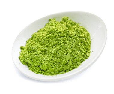 Beyaz arka planda pudralanmış kibrit çayı ile kase