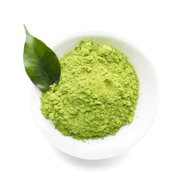 Beyaz arka planda pudralanmış kibrit çayı ile kase