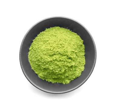 Beyaz arka planda pudralanmış kibrit çayı ile kase