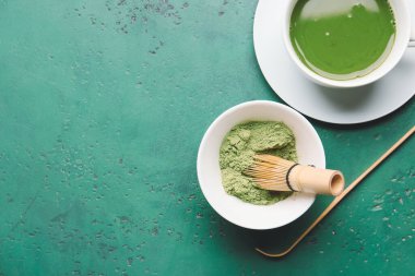 Renkli arka planda bir fincan kibrit çayı ile kompozisyon