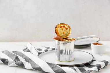 Hafif arkaplanda teneke kutu kaynamış konsantre süt