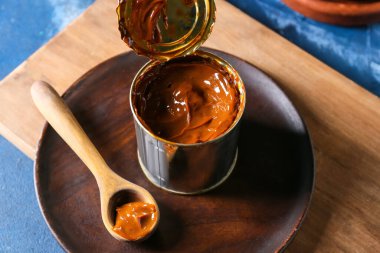 Renk arkaplanına konserve konsantre süt konservesi