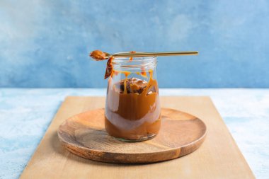 Arka planda kaynamış yoğunlaştırılmış süt kavanozu