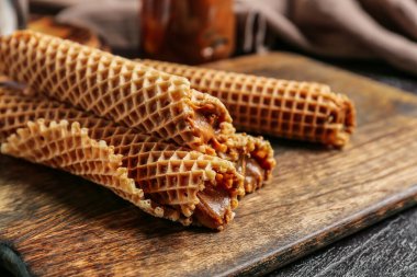 Lezzetli gofretler, haşlanmış süt, yakın plan.