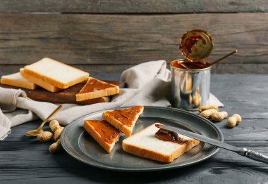 Lezzetli ekmek ve koyu ahşap arka planda haşlanmış süt.