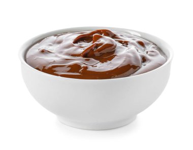 Beyaz arka planda bir kase haşlanmış konsantre süt.