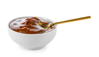 Beyaz arka planda bir kase haşlanmış konsantre süt.