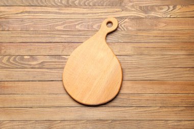 Ahşap arka planda kesme tahtası