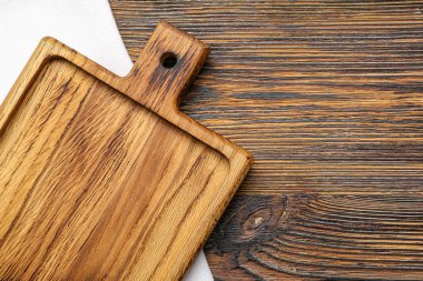 Ahşap arka planda kesme tahtası